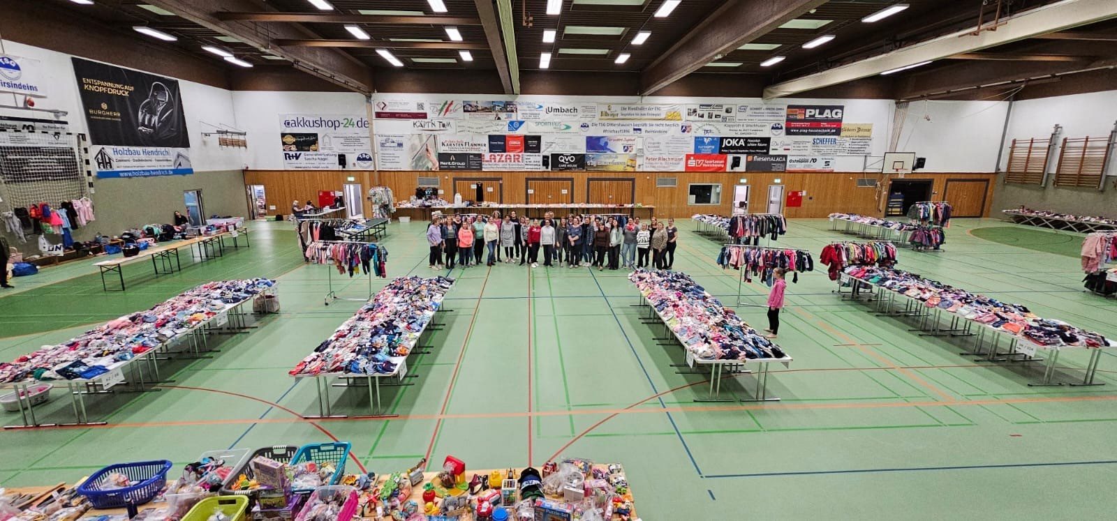 Tisch an Tisch: Kinderkleidung, Spielsachen und viele Schnäppchen beim Kleidermarkt.